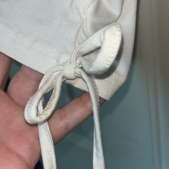 White crop top with vinyl design, ties on the side to adjust the shape - Picture 3 of 8